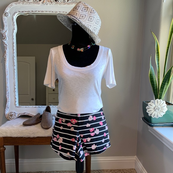 Elle Black Short Shorts Pink & Yellow Flowers Sz 4 - Picture 1 of 6